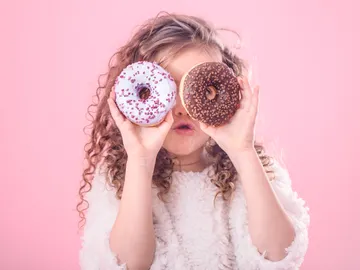 Niña con donuts Niña con donuts
