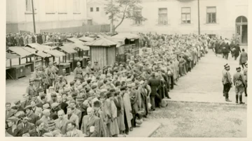 Los prisioneros de pie en la plaza Dożywocie en Tarnów (hoy la plaza de los prisioneros de KL Auschwitz).