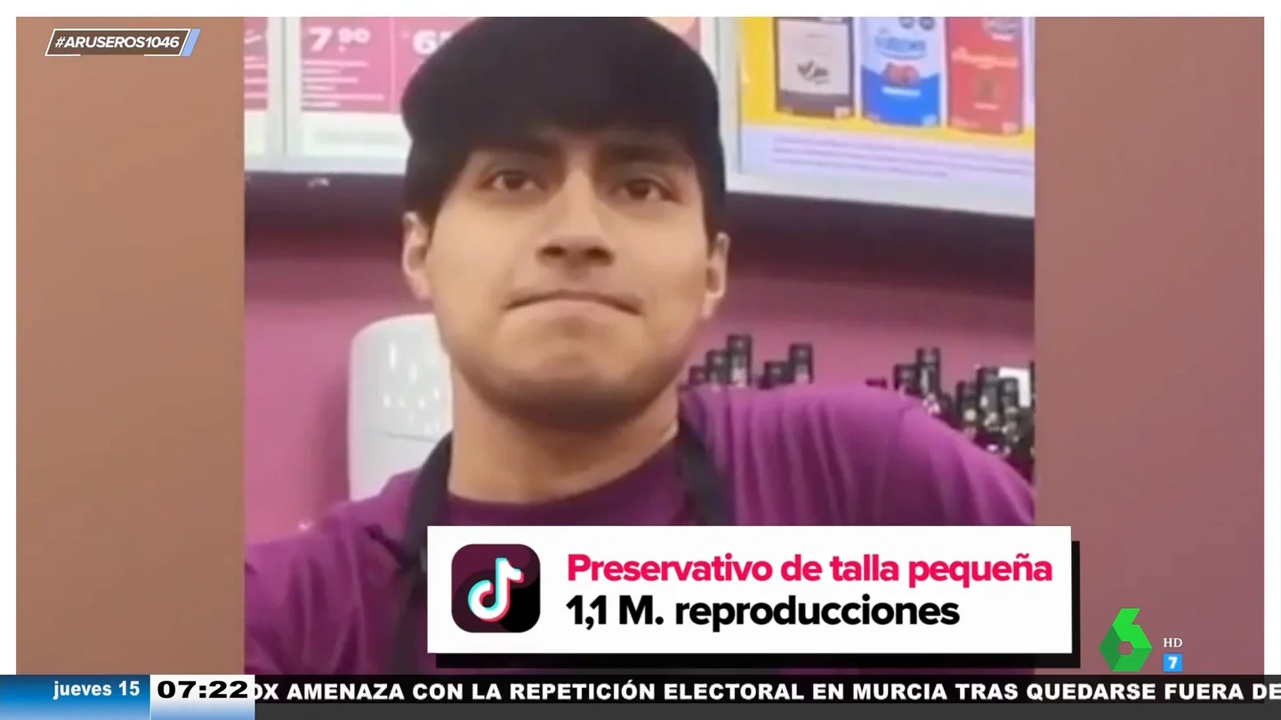 Un vendedor aguanta un ataque de risa cuando un cliente le pide preservativos para su pequeño pene Un vendedor aguanta un ataque de risa cuando un cliente le pide preservativos para su pequeño pene