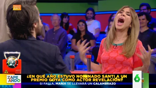 La cómica reacción de María Gómez al recibir una descarga en el juego de los calambrazos La cómica reacción de María Gómez al recibir una descarga en el juego de los calambrazos