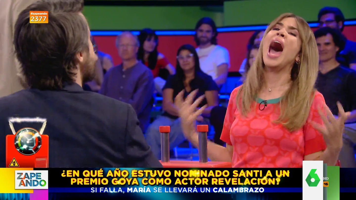La cómica reacción de María Gómez al recibir una descarga en el juego de los calambrazos La cómica reacción de María Gómez al recibir una descarga en el juego de los calambrazos