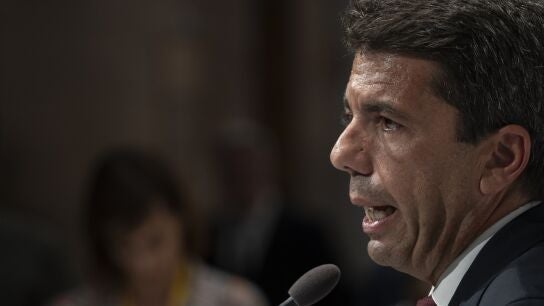 El presidente del PPCV y candidato más votado a la Presidencia de la Generalitat, Carlos Mazón, informa del acuerdo alcanzado con Vox, en Les Corts Valencianes.