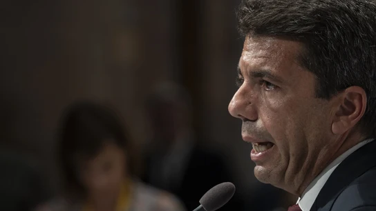 El presidente del PPCV y candidato más votado a la Presidencia de la Generalitat, Carlos Mazón, informa del acuerdo alcanzado con Vox, en Les Corts Valencianes. El presidente del PPCV y candidato más votado a la Presidencia de la Generalitat, Carlos Mazón, informa del acuerdo alcanzado con Vox, en Les Corts Valencianes.