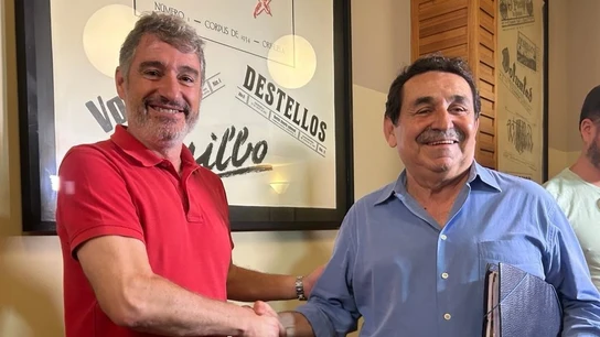 El alcaldable del PP en Orihuela, Pepe Vegara, y el candidato de Vox a la Alcaldía, Manuel Mestre, tras firmar el pacto que convertirá a Vegara en alcalde. El alcaldable del PP en Orihuela, Pepe Vegara, y el candidato de Vox a la Alcaldía, Manuel Mestre, tras firmar el pacto que convertirá a Vegara en alcalde.
