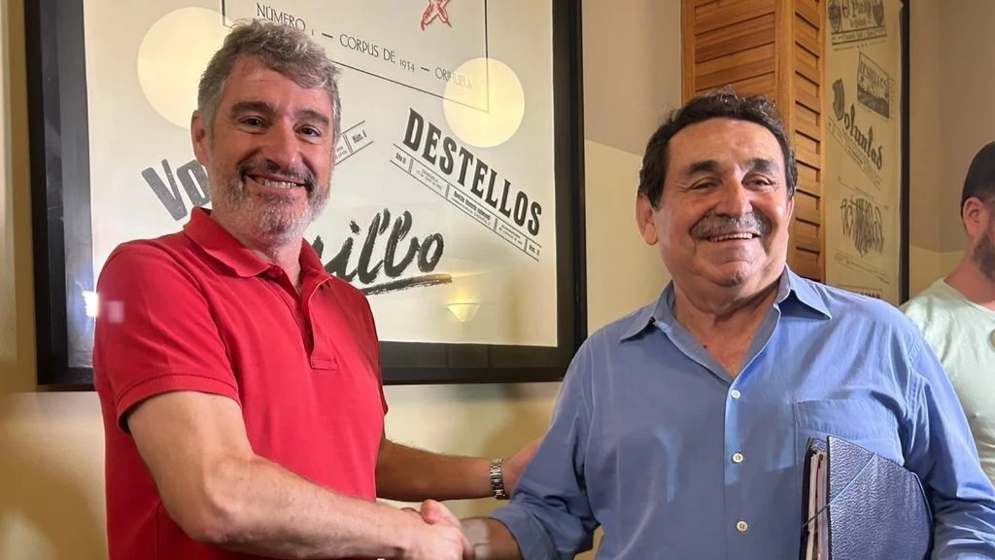 El alcaldable del PP en Orihuela, Pepe Vegara, y el candidato de Vox a la Alcaldía, Manuel Mestre, tras firmar el pacto que convertirá a Vegara en alcalde. El alcaldable del PP en Orihuela, Pepe Vegara, y el candidato de Vox a la Alcaldía, Manuel Mestre, tras firmar el pacto que convertirá a Vegara en alcalde.