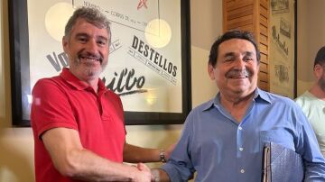 El alcaldable del PP en Orihuela, Pepe Vegara, y el candidato de Vox a la Alcaldía, Manuel Mestre, tras firmar el pacto que convertirá a Vegara en alcalde.
