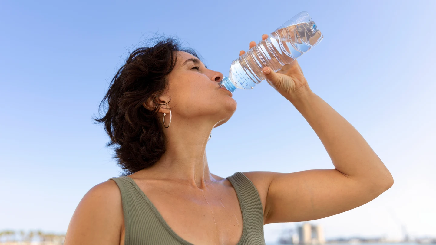 Esto es lo que no debes tomar nunca ante un golpe de calor (aunque parezca mentira): "Aumenta la deshidratación" Esto es lo que no debes tomar nunca ante un golpe de calor (aunque parezca mentira): "Aumenta la deshidratación"