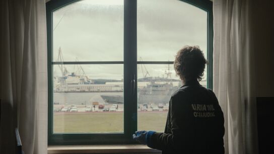 La investigación de un crimen llevará a Maite a la base naval de Ferrol, conocida como El Arsenal.