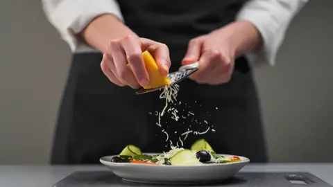 Una chef cocinando Una chef cocinando