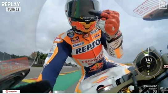 A Márquez se le agota la paciencia: salva una caída y...¡Le hace una peineta a su propia moto! A Márquez se le agota la paciencia: salva una caída y...¡Le hace una peineta a su propia moto!