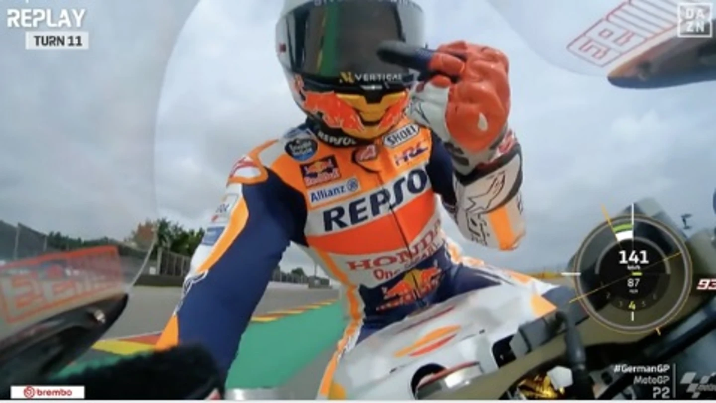 A Márquez se le agota la paciencia: salva una caída y...¡Le hace una peineta a su propia moto! A Márquez se le agota la paciencia: salva una caída y...¡Le hace una peineta a su propia moto!