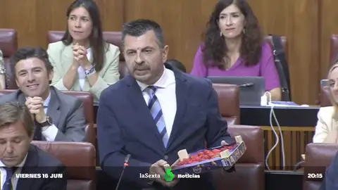 El portavoz del PP andaluz lleva una caja de fresas marroquíes para defender la huerta de Huelva