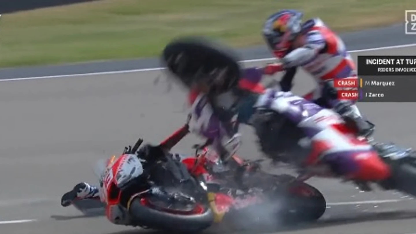 Márquez se desespera en los libres: otra nueva caída y...¡Peineta a su propia moto! Márquez se desespera en los libres: otra nueva caída y...¡Peineta a su propia moto!