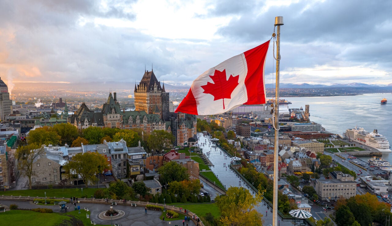 Bandera de Canad&aacute; en la ciudad de Quebec