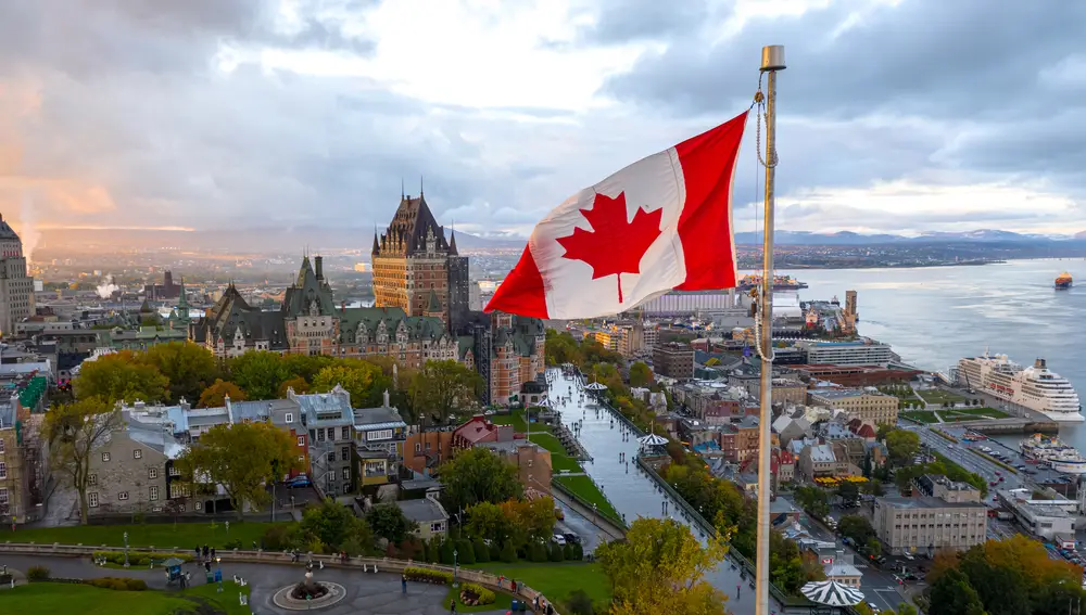 Bandera de Canadá en la ciudad de Quebec