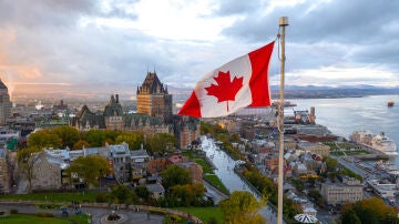 Bandera de Canad&aacute; en la ciudad de Quebec