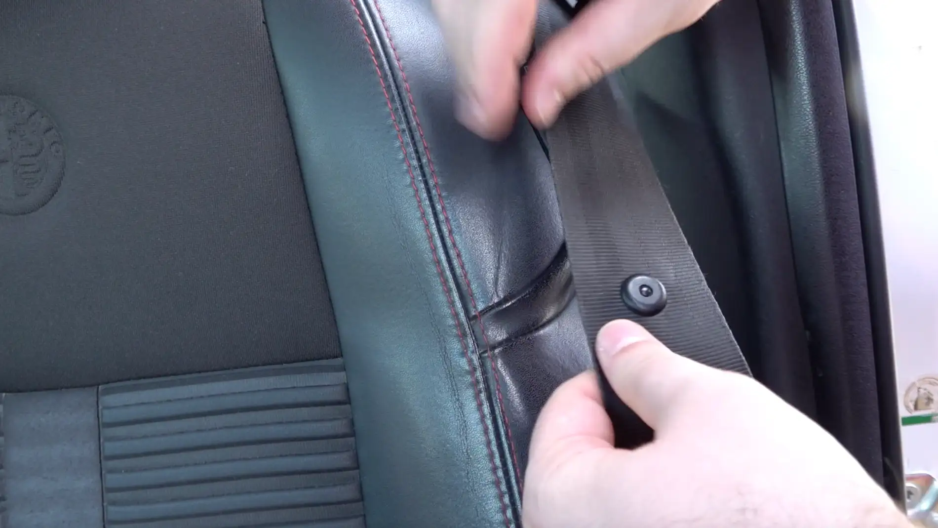 Un detalle del cinturón de seguridad del coche cuya función puede que  desconozcas