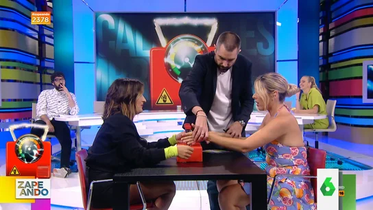 Dani Mateo engaña a Susi Caramelo y Valeria Ros para darles un calambrazo Dani Mateo engaña a Susi Caramelo y Valeria Ros para darles un calambrazo