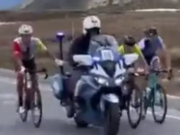 31 ciclistas expulsados del Giro Next Gen por subir en coche y moto el Stelvio
