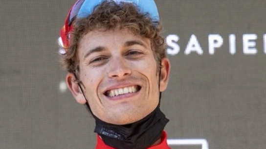 Muere el ciclista Gino Mäder, en estado grave: cayó por un barranco en el Tour de Suiza Muere el ciclista Gino Mäder, en estado grave: cayó por un barranco en el Tour de Suiza