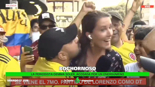 De vergüenza: un aficionado colombiano trata de besar a una periodista en pleno directo De vergüenza: un aficionado colombiano trata de besar a una periodista en pleno directo