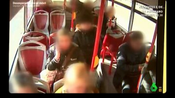 "Empezaron a tocar a mi hija y me abalancé sobre ellas": una víctima desvela la técnica usada por una banda para robar teléfonos en el autobús