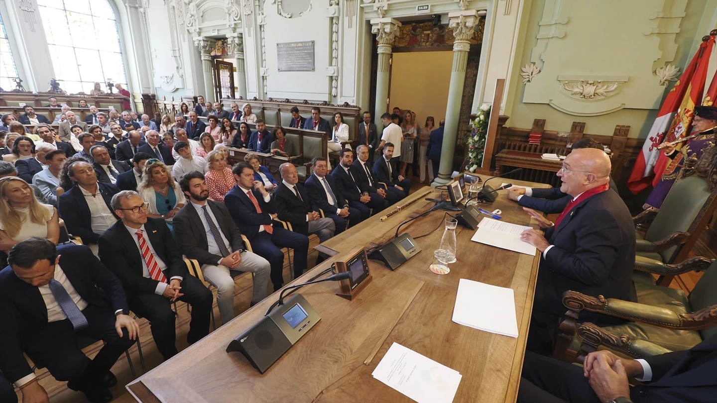 Jesús Julio Carnero, nuevo alcalde de Valladolid, durante la sesión de constitución del Ayuntamiento Jesús Julio Carnero, nuevo alcalde de Valladolid, durante la sesión de constitución del Ayuntamiento