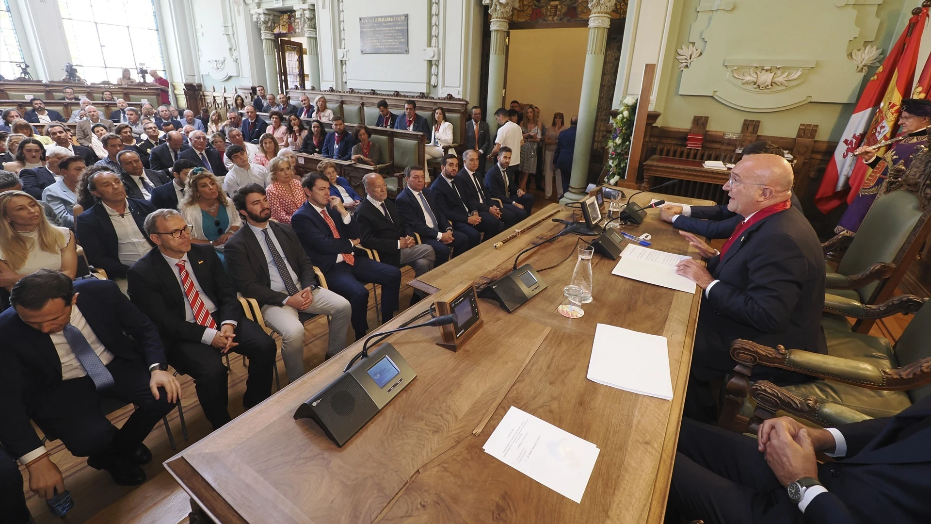 Jesús Julio Carnero, nuevo alcalde de Valladolid, durante la sesión de constitución del Ayuntamiento