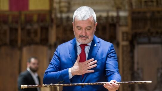 El nuevo alcalde de Barcelona, Jaume Collboni, sostiene el bast&oacute;n de mando en la sesi&oacute;n de constituci&oacute;n del Ayuntamiento de Barcelona
