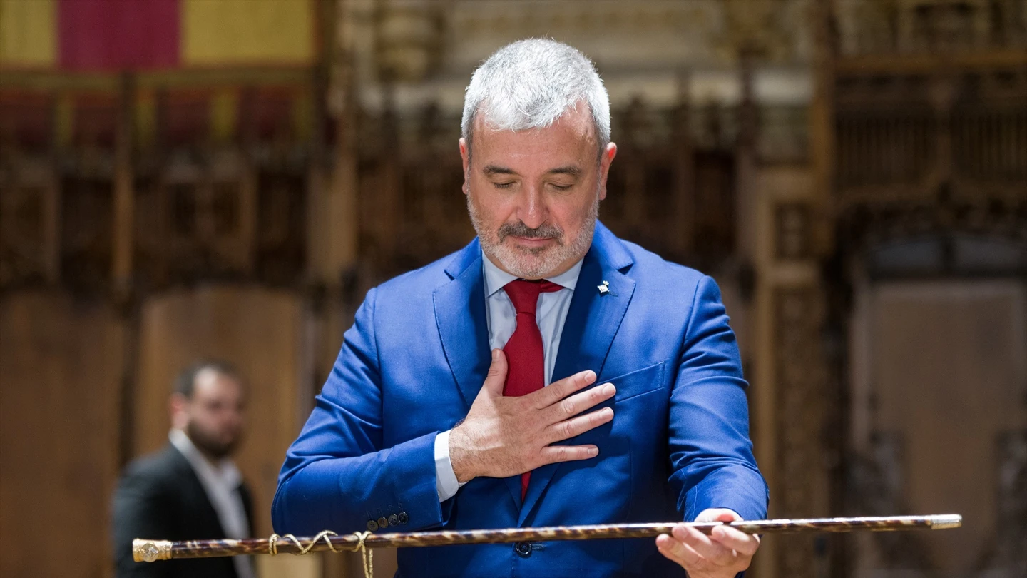 El nuevo alcalde de Barcelona, Jaume Collboni, sostiene el bastón de mando en la sesión de constitución del Ayuntamiento de Barcelona El nuevo alcalde de Barcelona, Jaume Collboni, sostiene el bastón de mando en la sesión de constitución del Ayuntamiento de Barcelona