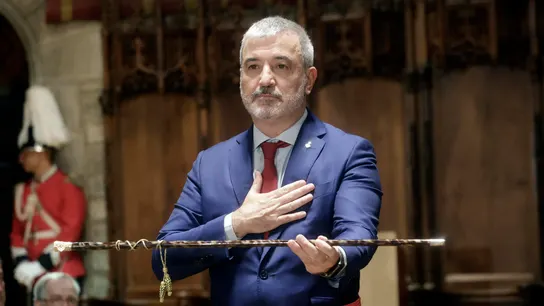 El socialista Jaume Collboni con el bastón de mando tras ser elegido nuevo alcalde de Barcelona El socialista Jaume Collboni con el bastón de mando tras ser elegido nuevo alcalde de Barcelona