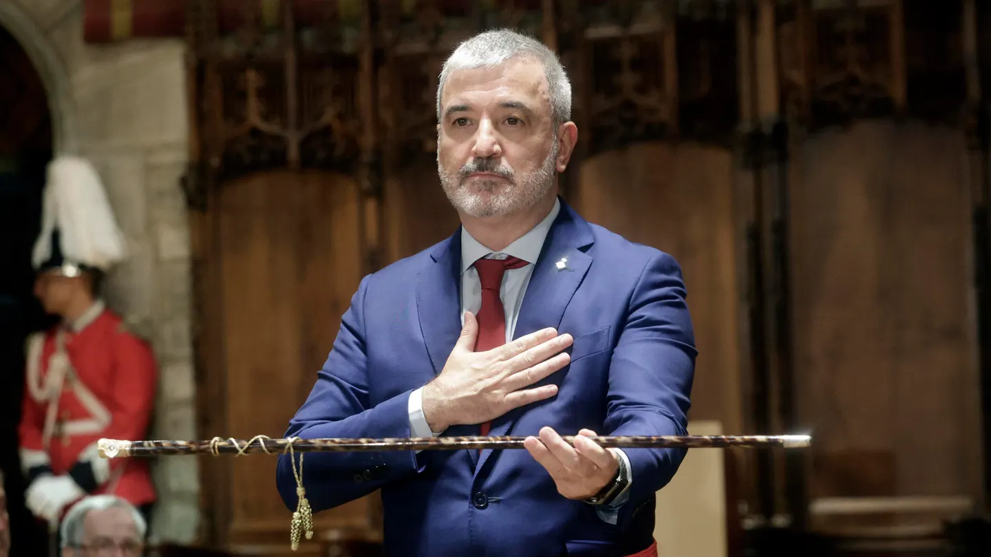 El socialista Jaume Collboni con el bastón de mando tras ser elegido nuevo alcalde de Barcelona El socialista Jaume Collboni con el bastón de mando tras ser elegido nuevo alcalde de Barcelona