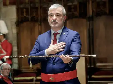 El socialista Jaume Collboni con el bastón de mando tras ser elegido nuevo alcalde de Barcelona