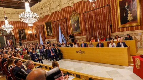 Vista del salón de plenos del Ayuntamiento de Sevilla durante el acto de toma de posesión de José Luis Sanz Vista del salón de plenos del Ayuntamiento de Sevilla durante el acto de toma de posesión de José Luis Sanz