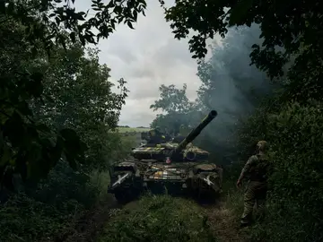 Un tanque avanza por la región de Donetsk (Ucrania)