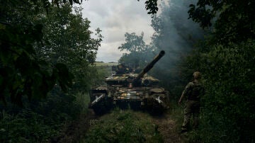 Un tanque avanza por la región de Donetsk (Ucrania)