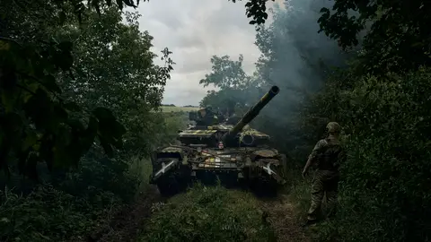 Un tanque avanza por la región de Donetsk (Ucrania)