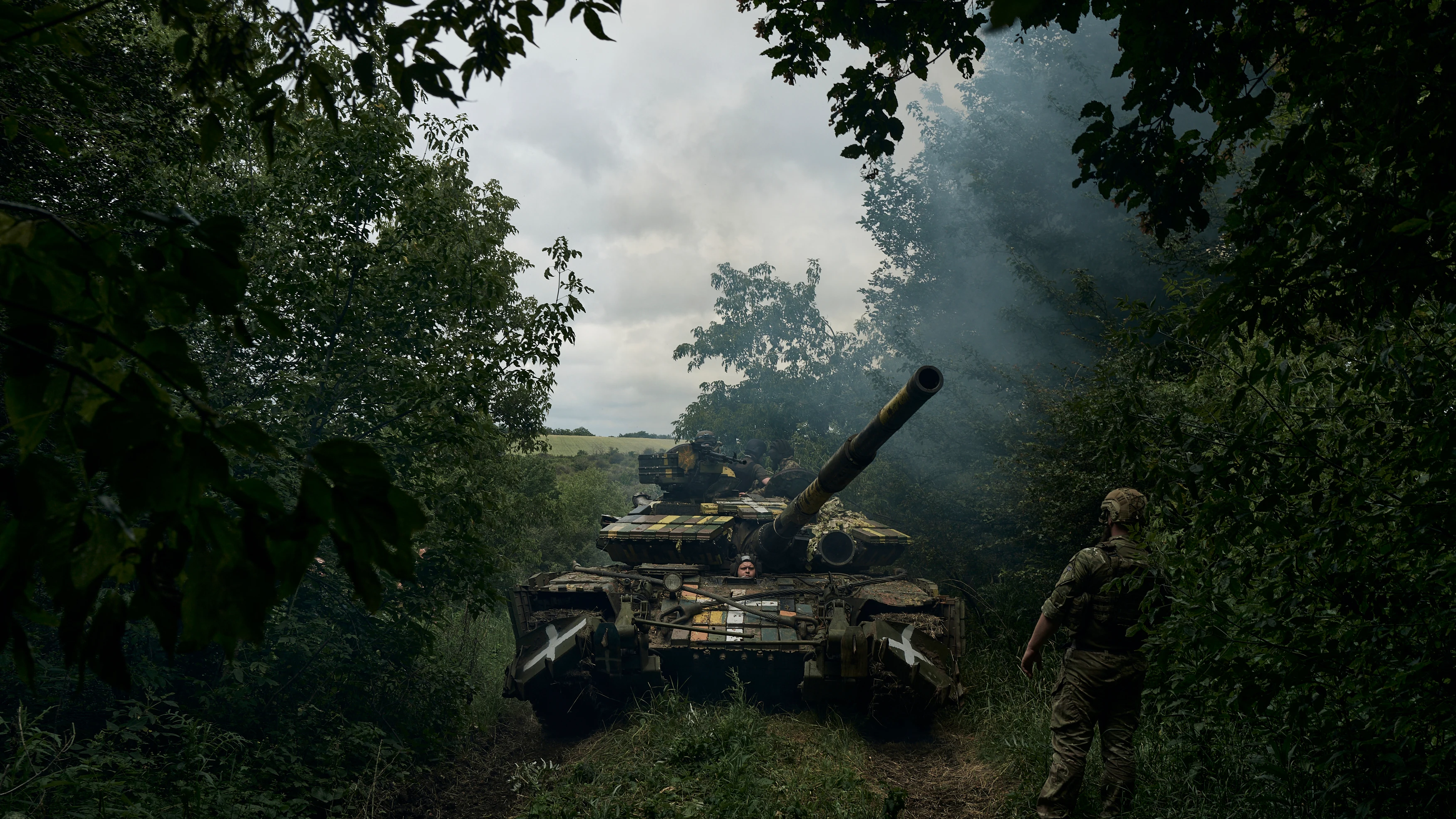 Un tanque avanza por la región de Donetsk (Ucrania)