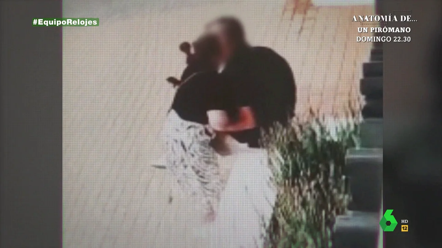 Una mujer roba un reloj de lujo a un hombre Una mujer roba un reloj de lujo a un hombre