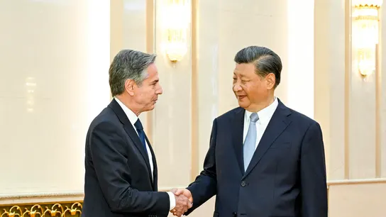El presidente chino, Xi Jinping, le da la mano al secretario de Estado estadounidense, Antony Blinken, durante una reunión en Beijing. El presidente chino, Xi Jinping, le da la mano al secretario de Estado estadounidense, Antony Blinken, durante una reunión en Beijing.