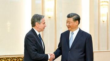 El presidente chino, Xi Jinping, le da la mano al secretario de Estado estadounidense, Antony Blinken, durante una reunión en Beijing.