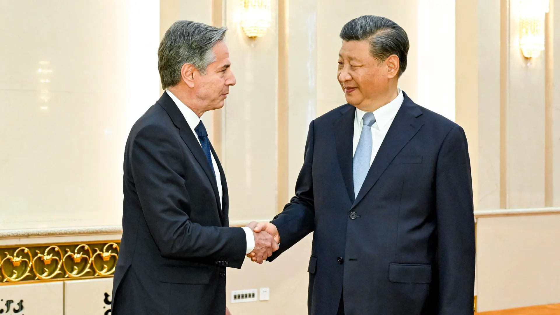 El presidente chino, Xi Jinping, le da la mano al secretario de Estado estadounidense, Antony Blinken, durante una reunión en Beijing.