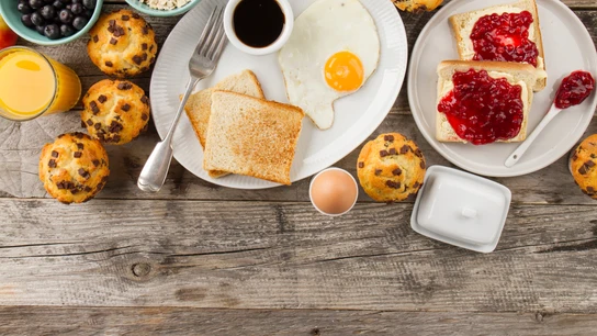 Un desayuno compuesto por pan, huevo, tostadas con mermelada, zumo de naranja y dulces. Un desayuno compuesto por pan, huevo, tostadas con mermelada, zumo de naranja y dulces.
