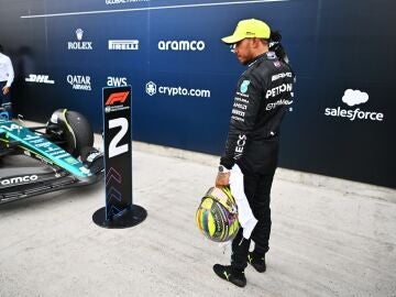 Hamilton observa el Aston Martin