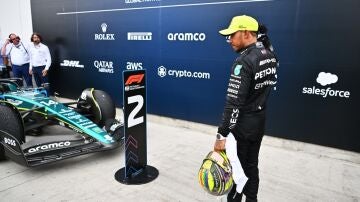 Hamilton observa el Aston Martin