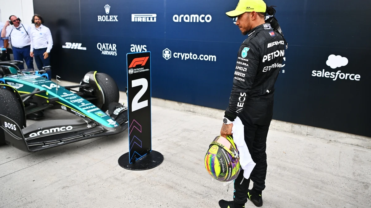 Hamilton observa el Aston Martin