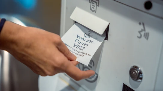 Fotografía de una persona solicitando el voto por correo Fotografía de una persona solicitando el voto por correo