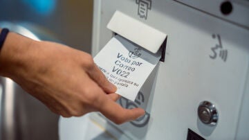 Fotografía de una persona solicitando el voto por correo