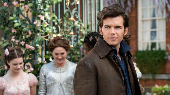 Colin Bridgerton (Luke Newton) también luce nuevo look a su regreso de su viaje de verano por Francia e Italia. Colin Bridgerton (Luke Newton) también luce nuevo look a su regreso de su viaje de verano por Francia e Italia.