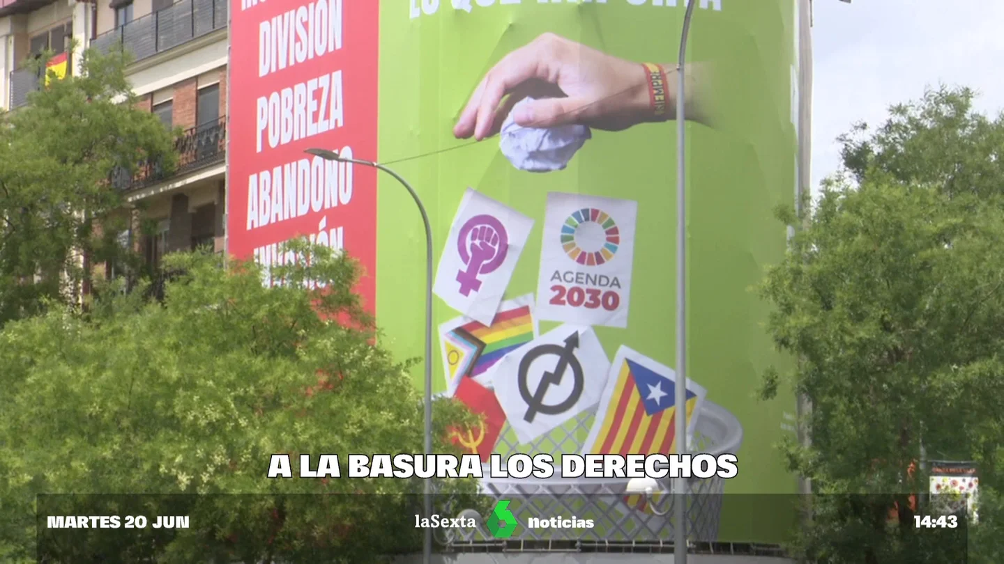 La lona de Vox que llama a tirar a la basura los derechos LGTBI, el feminismo o la lucha contra el cambio climático La lona de Vox que llama a tirar a la basura los derechos LGTBI, el feminismo o la lucha contra el cambio climático